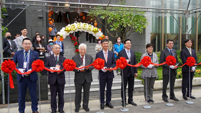 「啤酒头酿造」在三重投资近10亿元，歷时5年打造企业总部与观光酒厂，并于今日正式开幕(图／新北市政府提供)