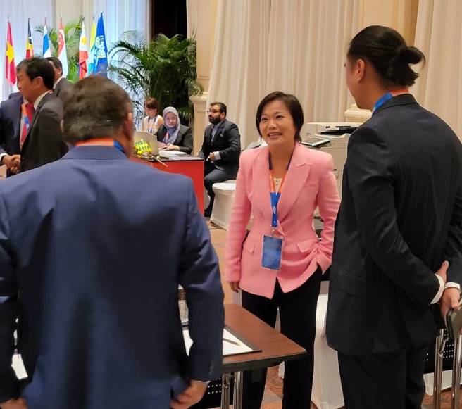 高雄足委会主委刘世芳(中)参选2023-27年亚足联女性执委。(中华足协提供)