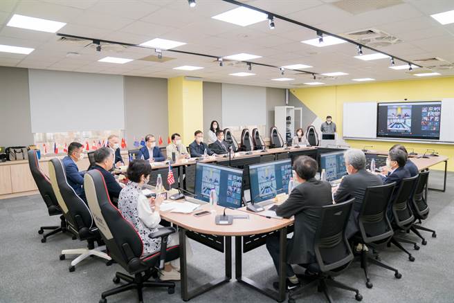 明新科大致力教育國際化推動，透過視訊會議與美國蒙大拿理工大學簽訂合作MOU，開啟台美教育交流新局。（明新科大提供／邱立雅竹縣傳真）