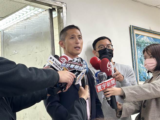 民进党昨正式徵召壮阔台湾协会联盟理事长吴怡农投入立委补选选战，吴怡农今前往登记参选并受访。（陈薏云摄）