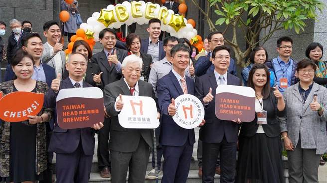 知名精釀啤酒業者「啤酒頭釀造」位於三重的總部及觀光酒廠今日開幕，新北市副市長劉和然（前排右3）受邀出席開幕儀式。（新北經發局提供）