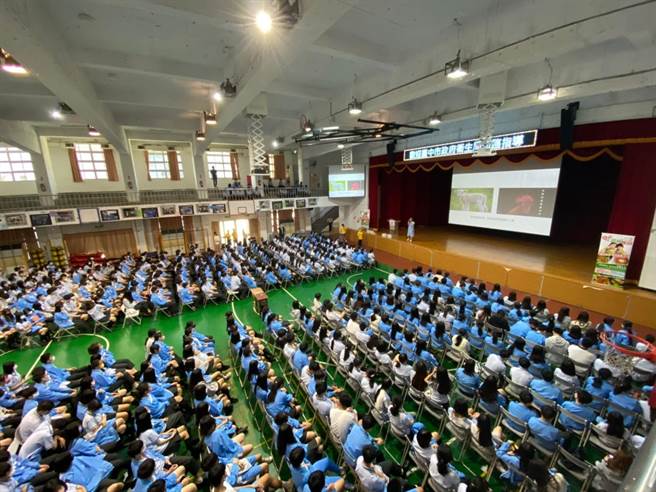 天元扶輪社為推動茹素，發起「蔬食小學堂」計畫，昨日巡迴豐原高商分享「生命教育與動物保護」。（天元扶輪社提供）