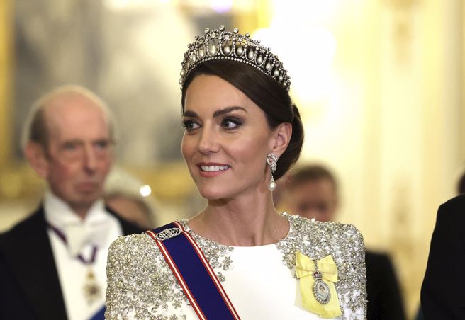 國宴上凱特美的犯規，從頭到腳貴氣單品都能成為話題，最引人注目的莫過於和黛妃的連結，從王冠到耳環，當然胸口配戴的女王肖像胸針，也是表達對她的敬重與思念。(圖/美聯社) 