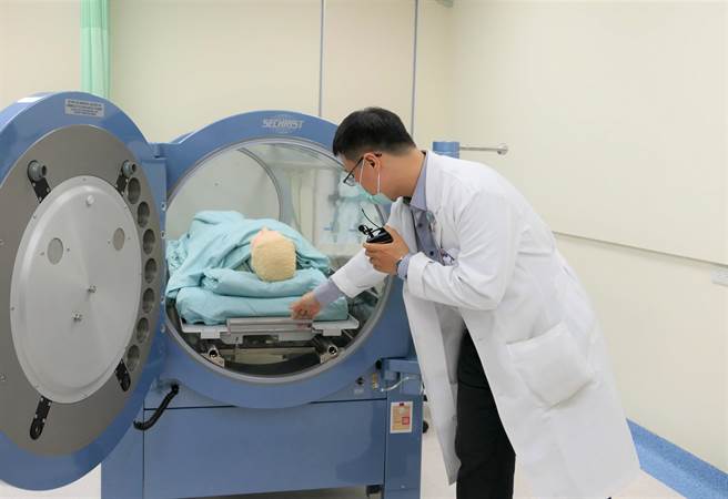 云林县北港妈祖医院引进云林第1台高压氧治疗舱，提供更先进的伤口照护。（北港妈祖医院提供／张朝欣云林传真）
