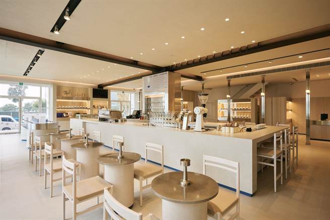 kafeD水湳旗舰店一楼打造半开放式咖啡吧台，消费者可近距离观赏咖啡师冲煮过程。（kafeD提供／冯惠宜台中传真）