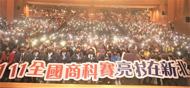 「全国高级中等学校111学年度商业类学生技艺竞赛」，共175所学校参赛、745位各校顶尖好手同场竞技，今在新北市政府举办颁奖典礼。（新北市教育局提供）