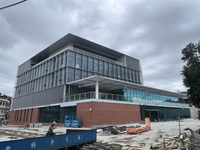 桃园市杨梅区公所新行政大楼整体工程预估明年农历春节前完工。（蔡明亘摄）