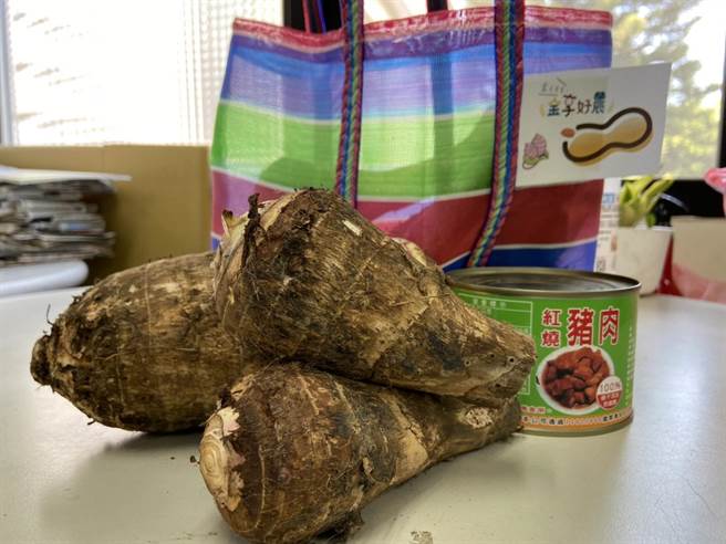 烈屿招牌香芋因口感绵密、香味浓郁，每年芋头盛产期常供不应求。(图／金门县政府提供)