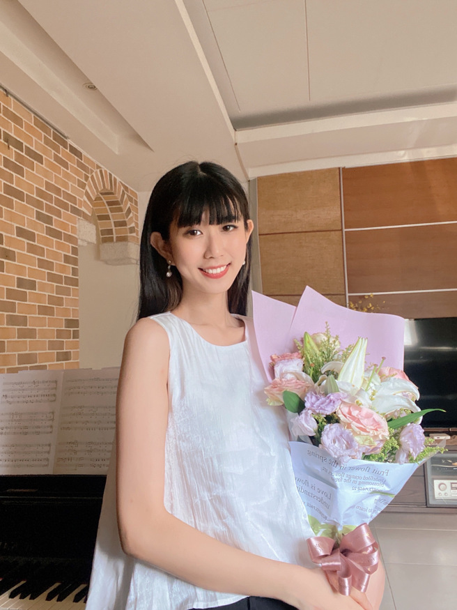 臺北市私立金瓯女中多媒体设计科张婷婷老师，以创新教案「撞出自信色彩，撞色青年电影节」获得111年度国教署创新教学工作－创新教学个人奖优选。(照片/金瓯女中提供)

