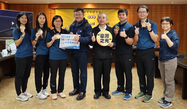 达福林匹克运动会中华代表团勇夺3金13银14铜，体育署邀请许乐(左一)等金牌选手齐聚分享荣耀。(体育署提供)