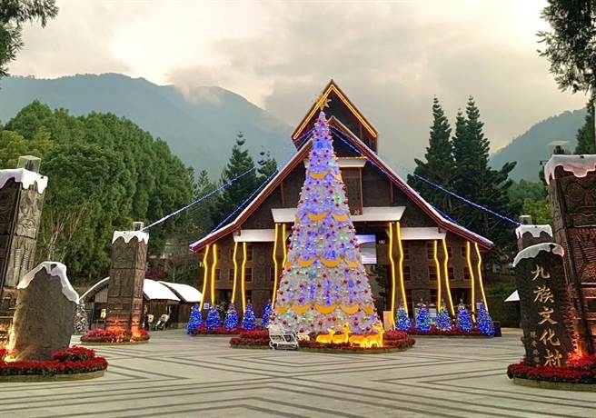 九族文化村推《欢乐圣诞月》活动，园区12公尺高的银白圣诞树，搭配雪花秀、圣诞老人快闪等，营造圣诞氛围。（业者提供／杨静茹南投传真）