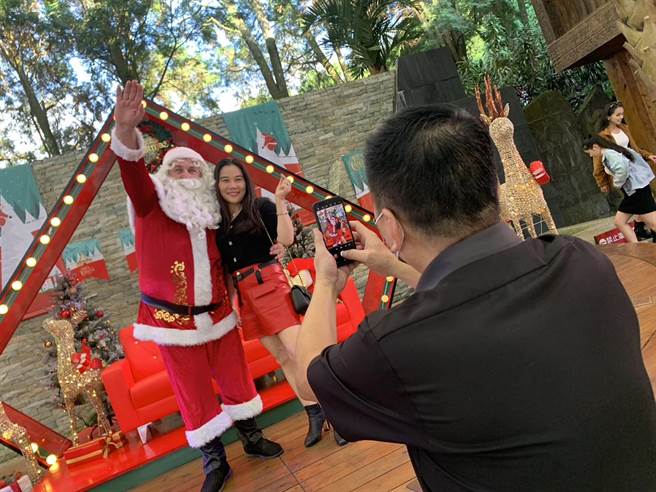 九族文化村的圣诞老人、圣诞女郎快闪，赠送游客小礼物，制造惊喜。（业者提供／杨静茹南投传真）