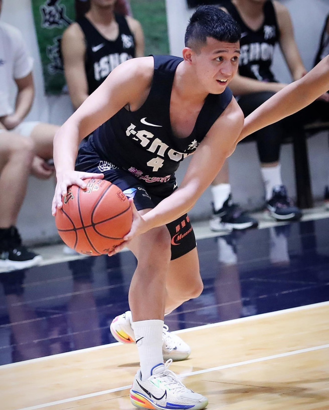 进攻火线刘承彦扛起主战控球后卫重任，同时苦练三分外线，强化远程狙击的稳定性，期待带领球队前进八强。(照片/义守大学提供)