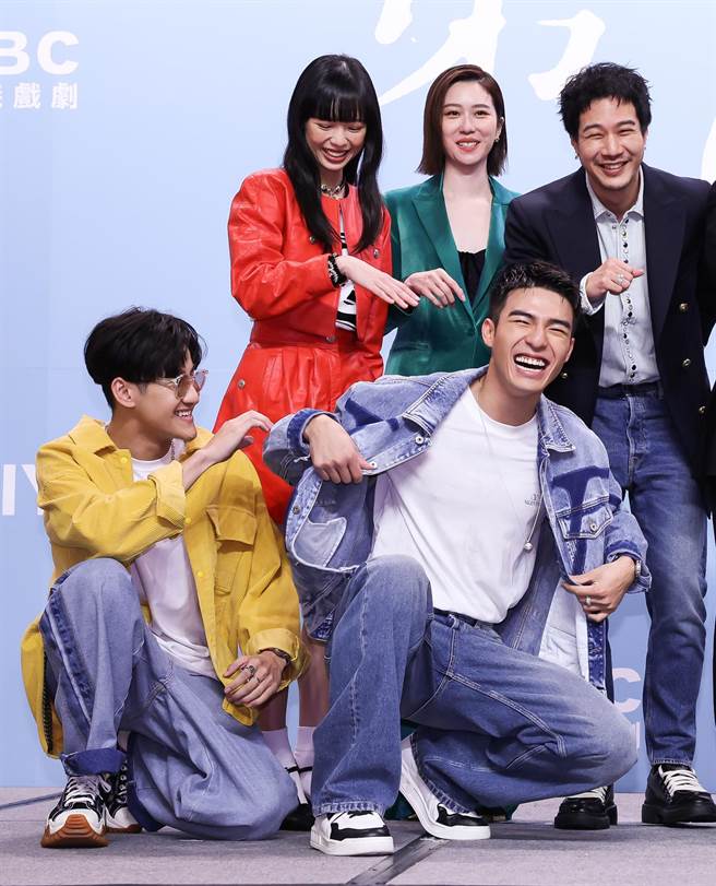 杨诚（前排左起）陈昊森、王渝屏（后排左起）、张景岚、薛仕凌开心合影。（陈俊吉摄）