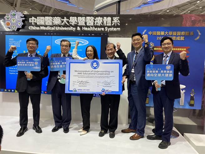 中國附醫院長周德陽(右三) 攜手團隊與輝瑞藥廠總裁葉素秋(左三) 共同簽訂合作備忘錄，宣示將持續投入資源、推廣抗生素衛教。（中國附醫提供／馮惠宜台中傳真）