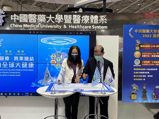 中國附醫與輝瑞大藥廠攜手共推抗生素抗藥性衛教，院長周德陽(右一)表示，中國附醫院內同仁對於抗生素抗藥性問題之管理不遺餘力，本院也為「抗生素管理計畫」示範中心之一。（中國附醫提供／馮惠宜台中傳真）