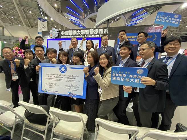 中國附醫與輝瑞大藥廠攜手共推抗生素抗藥性衛教，雙方皆期盼透過緊密合作，能在促進民眾健康上盡一份心力。（中國附醫提供／馮惠宜台中傳真）