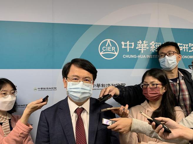 （中华经济研究院长张传章认为，制造业厂商现在缩衣节食等待景气落底的讯号。图／陈碧芬）