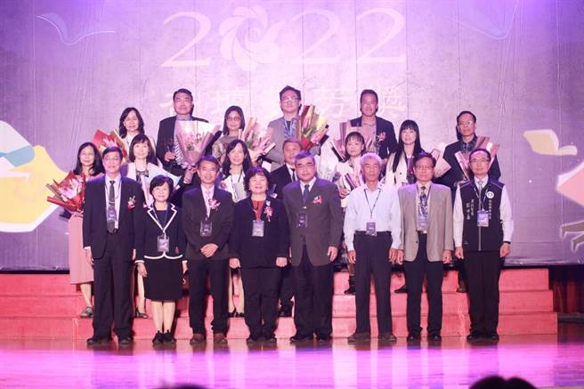 教育部「杏坛芬芳奖」，1日在省政资料馆颁奖。（中兴高中提供／廖志晃南投传真）