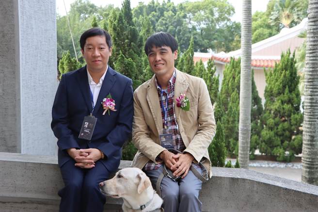 台北市五常国中教师何铭轩（左），获杏坛芬芳奖。（中兴高中提供／廖志晃南投传真）