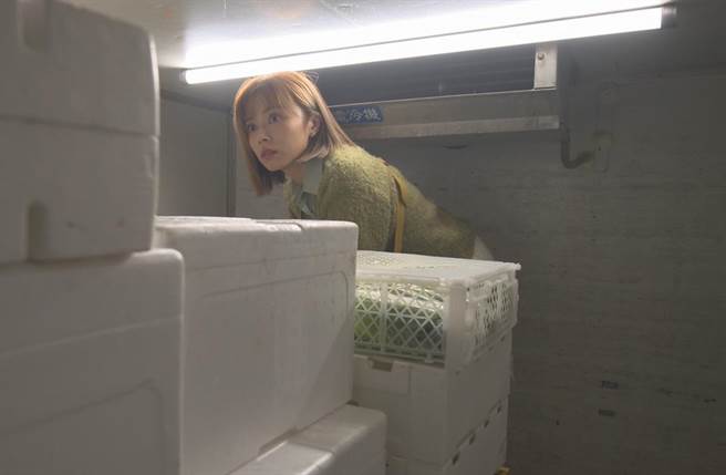 王瞳拍戏时被关在冷冻车上。（民视提供）