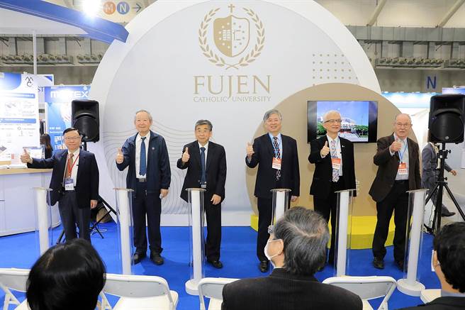 台灣醫療科技展輔大攤位今（1）開幕。圖左至右為江清泉副院長、江福田副院長、王水深院長、江漢聲校長、謝邦昌副校長、柯博識副院長。（輔大提供）