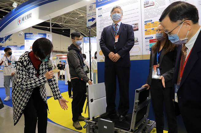 輔大校長江漢親自示範使用「三合一可攜式智慧型磅秤」。（輔大提供）