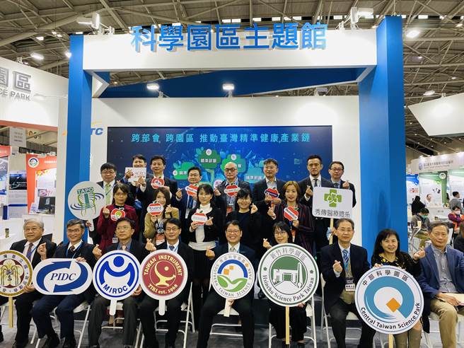中部科學園區管理局整合園區廠商，在「2022台灣醫療科技展」的「科學園區主題館」秀出計畫成果。(中科提供)