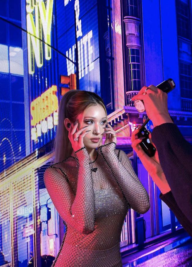 全昭弥以小可爱热裤打底，搭配Prada银色网纱礼服展现性感、潮流时尚氛围。（摘自全昭弥 IG）