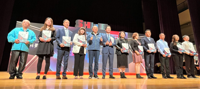 新北市长侯友宜颁发感谢状。(照片/新北市教育局提供)