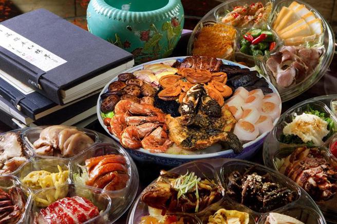 君品酒店推出年菜外帶，以三星餐廳「頤宮」團隊設計的「富貴大盆菜」掛帥，提供多種美饌選擇。（圖／君品酒店提供）