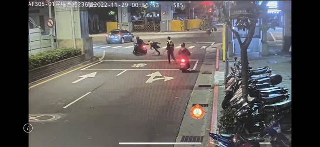 林男肇事逃逸，警方遭拖行10公尺。（警方提供）