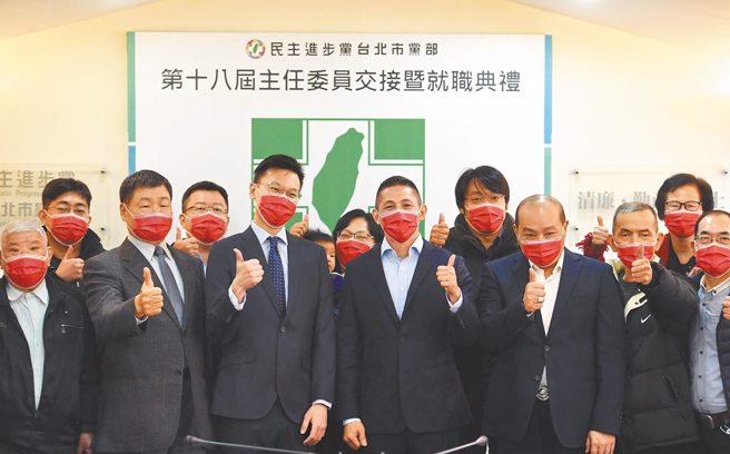 吴怡农(左4)曾与民进党副秘书长林飞帆(左3)、赵映光(左5)等人一同比讚合影。（台北市摄影记者联谊会提供）