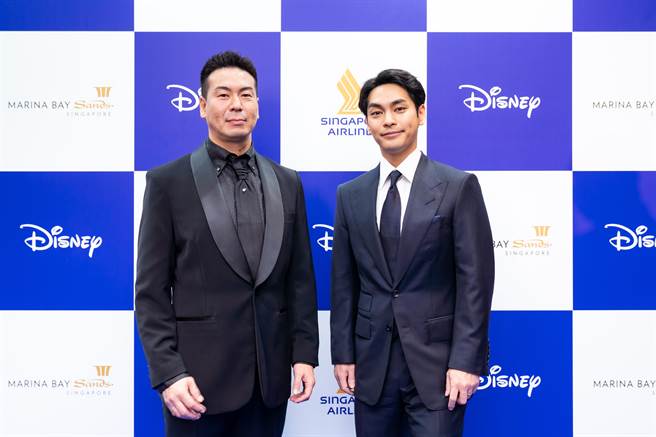 柳乐优弥（右）与导演片山伸三盛装宣传《噬亡村》。（迪士尼提供）