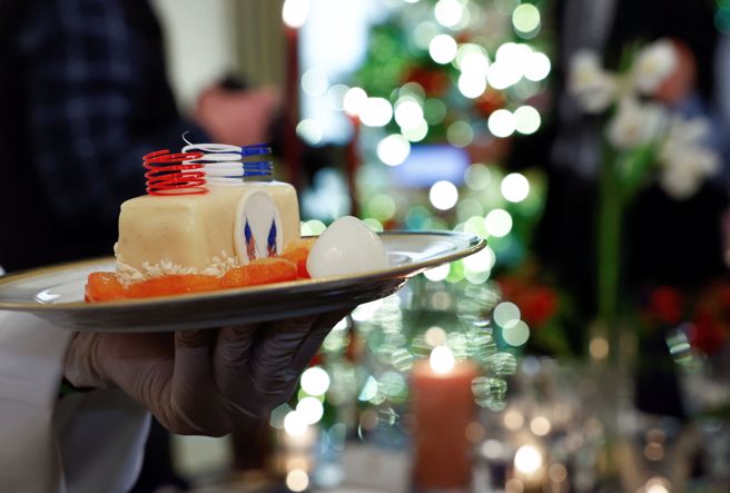 在维繫与国际友邦的情谊上，精心准备的佳肴和赠礼是外交场合必不可少的环节。(图/路透社) 