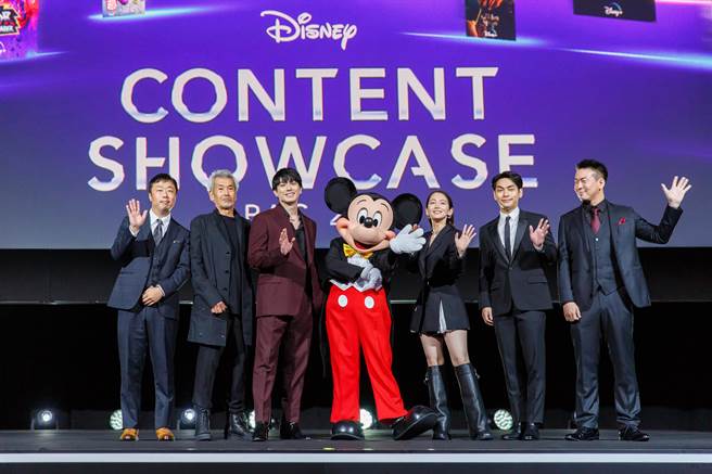 柳乐优弥（右二）开心与米奇拍照。（迪士尼提供）