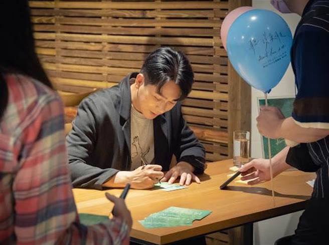 肆一是宠粉魔人，签名时也不忘关心粉丝生活。（时艺多媒体提供）