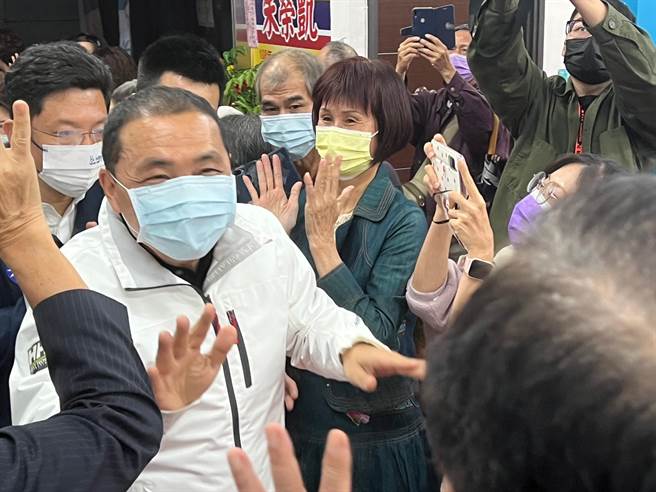 侯友宜今晚出席中和区感恩茶会，受到民眾热烈欢迎。（王扬杰摄）