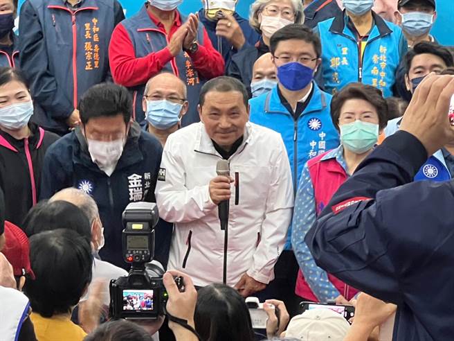 侯友宜今晚出席中和区感恩茶会，向支持者鞠躬谢票。（王扬杰摄）