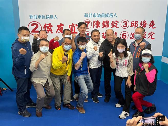 民眾抢着和侯友宜合影。（王扬杰摄）