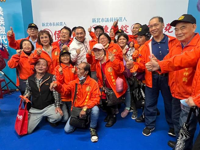 民眾抢着和侯友宜合影。（王扬杰摄）
