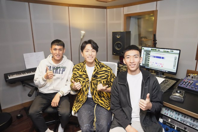 简贺宇、张俊生(右)两名世新大学球员跟韦礼安合照。(大专体总提供)