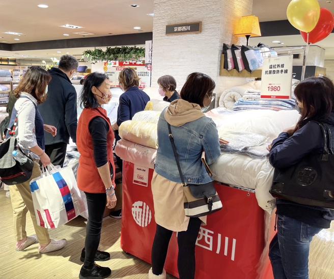 因应冷气团报到，新光三越台北站前店冬被下杀1.5折起，寝具区询问度攀升。（新光三越提供）