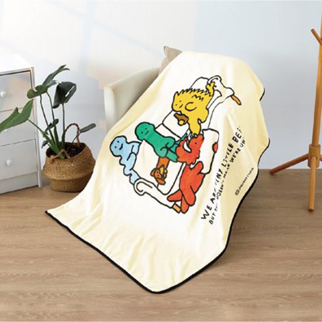 新光三越台北站前店独家订制卡友礼，韩国文创JOGUMAN温馨腕龙沙发毛毯，扣3600点或300点＋499元即可换购。（新光三越提供）