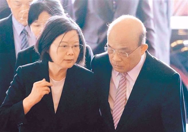 蔡英文辞去民进党主席(左)，苏贞昌(右)留任行政院长，两人都被点名为败选战犯。（图／本报系资料照）