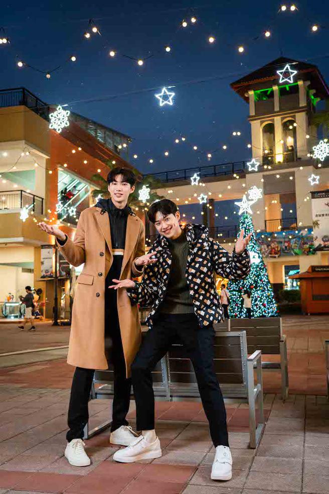 伊林旗下「原子少年」江尚儒（右）与金云（左）双帅点缀高雄SKM Park Outlets耶诞缤纷装置。（石智中摄／妆髮Jagger／服装提供BOSS，价格店洽）