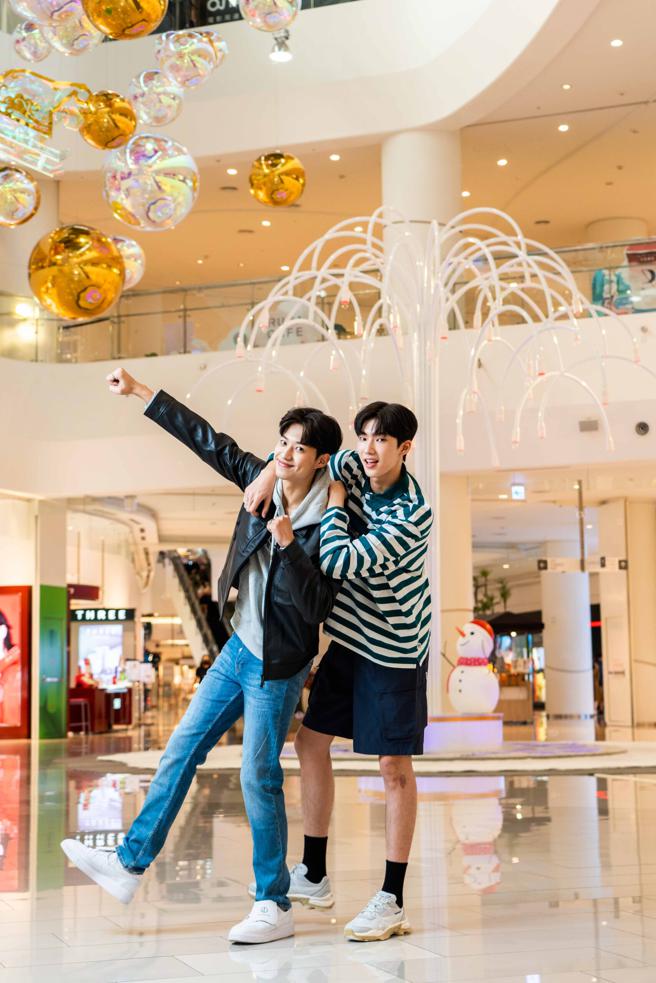 SKM Park全台独家雪花泡泡树，金云（右）穿Puma绿色条纹上衣1728元、蓝色短裤1380元、休閒白鞋2990元；江尚儒（左）穿J.LINDEBERG小羊皮皮衣1万3400元、帽T 3240元、牛仔裤3240元。（石智中摄／妆髮Jagger）