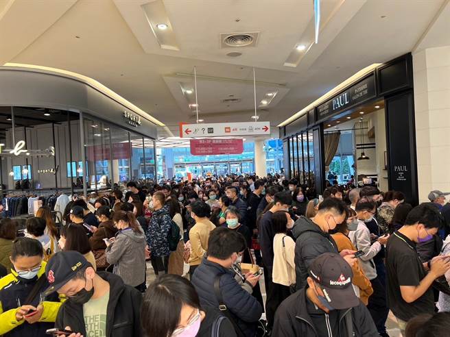 巨城周年庆1日起登场，买气大爆发，首日业绩破5亿，比去年同期成长6％。（巨城提供／王惠慧新竹传真）