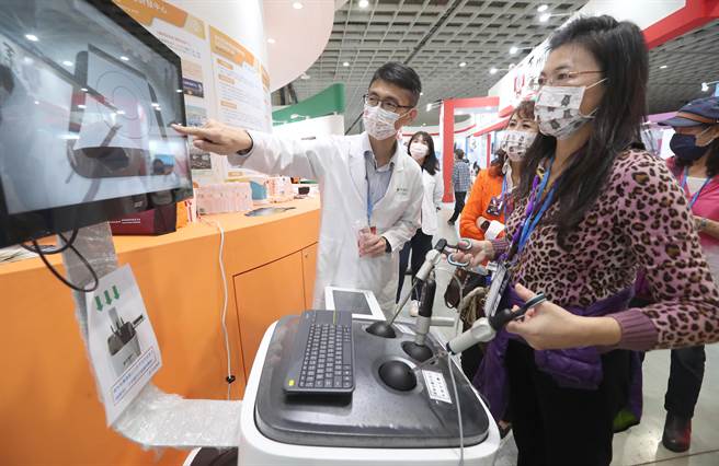 第六届臺湾医疗科技展1日开幕，厂商提供腹腔镜手术模拟器给民眾体验并由专业医师现场指导，展现该设备在教学上的实用性。（郑任南摄） 