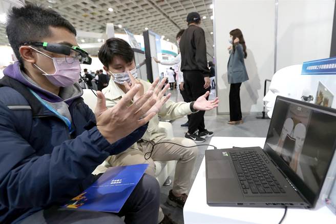 第六届臺湾医疗科技展1日开幕，南台科技大学研发的AR智慧眼井只手部镜像復健系统提供试用的机会，以致慧眼警第一视角进行手部的復健动作。（郑任南摄）